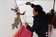 光影＂三步曲＂话创新传承！中国皮影戏40载＂守＂艺人